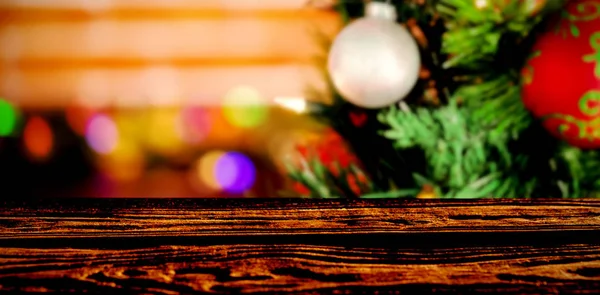 Houten Plank Tegen Multi Gekleurde Kerstbal Decoraties Kerstboom — Stockfoto