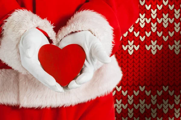 Santa Claus Δείχνει Κόκκινη Καρδιά Σχήμα Εναντίον Κόκκινο Απρόσκοπτη Πλεκτό — Φωτογραφία Αρχείου