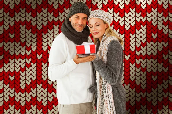 Joyeux Couple Hiver Avec Cadeau Contre Les Flocons Neige Tricotés — Photo