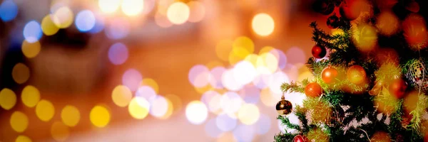 Navidad Círculo Amarillo Luces Contra Pino Navidad Con Regalos —  Fotos de Stock