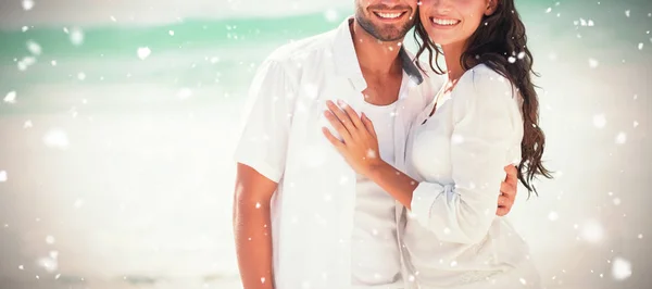 Lyckligt Par Tittar Kameran Mot Snö Faller — Stockfoto