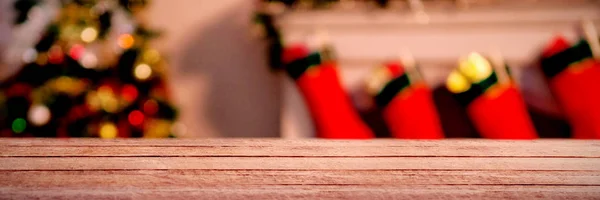 Snö Faller Mot Flaska Whisky Och Två Glas Träbord — Stockfoto