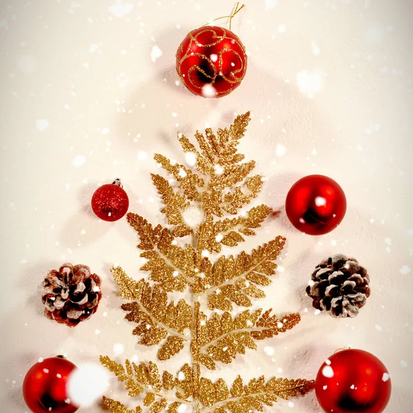 Neve Caindo Contra Ornamentos Decorações Com Uma Forma Pinho Natal — Fotografia de Stock