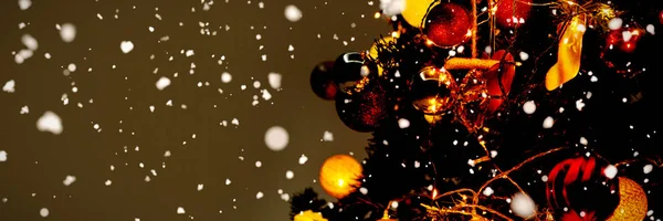 Sneeuw Vallen Tegen Kerstmis Slingers Een Pine — Stockfoto