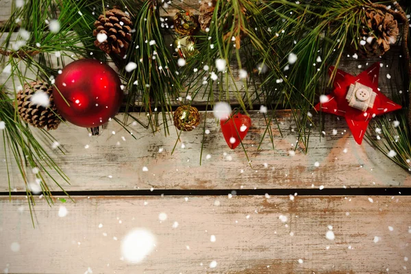 Χιόνι Πέφτει Κατά Κλάδους Πεύκων Και Χριστουγεννιάτικη Διακόσμηση — Φωτογραφία Αρχείου