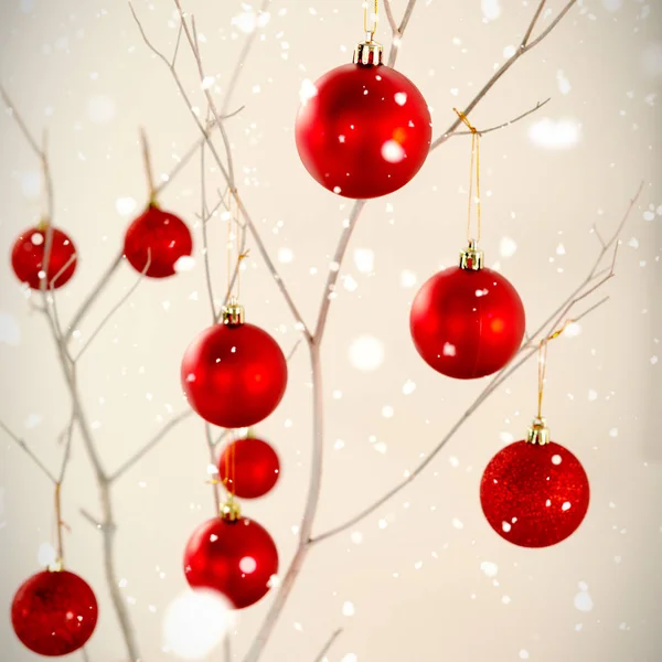 Χιόνι Υποχωρεί Έναντι Κόκκινες Χριστουγεννιάτικες Μπάλες Στο Πλαίσιο Κλαδιά — Φωτογραφία Αρχείου