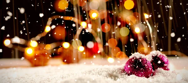 Eső Ellen Karácsonyi Golyókat Egy Elektromos Füzér Míg Hull — Stock Fotó