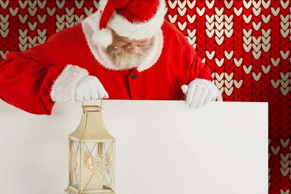 Santa Claus Håller Jul Lykta Vit Ombord Mot Röda Sömlös — Stockfoto