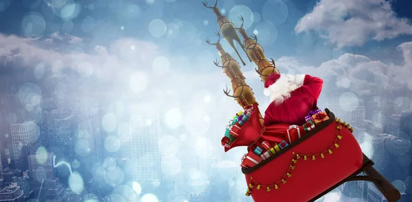 Οπίσθια Όψη Του Santa Claus Ιππασία Στο Έλκηθρο Εναντίον Αεροφωτογραφία — Φωτογραφία Αρχείου