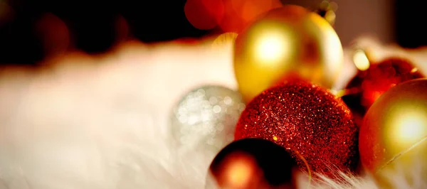 Adornos Navidad Colores Una Alfombra Blanca —  Fotos de Stock