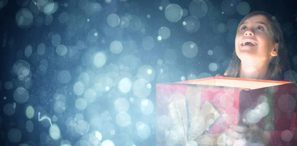 Счастливая Девушка Открывает Подарочную Коробку Фоне Синего Светового Пятна — стоковое фото