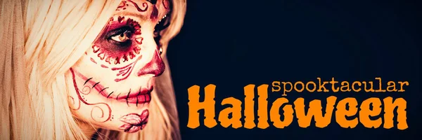Kép Spooktacular Halloween Szöveges Ellen Vonzó Fiatal Lány Smink — Stock Fotó