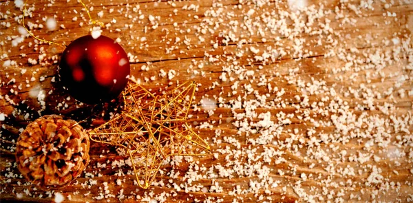 Nieve Cayendo Contra Bola Navidad Estrella Cono Pino —  Fotos de Stock