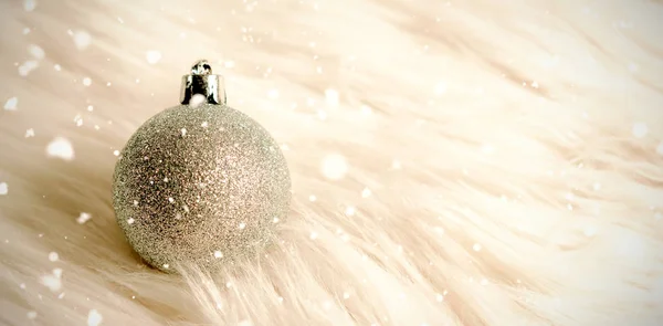 Sneeuw Vallen Tegen Zilveren Kerst Bal Witte Tapijt — Stockfoto