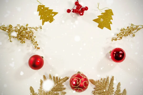 Sneeuw Vallen Tegen Kopie Ruimte Omgeven Door Kerst Ornamenten — Stockfoto