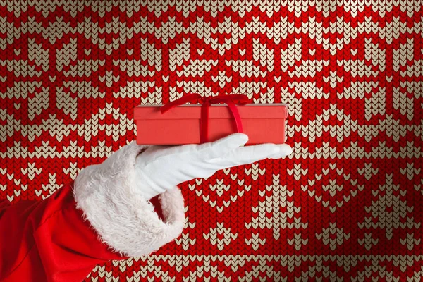 Санта Клаус Держит Подарочную Коробку Руке Против Красного Бесшовного Трикотажа — стоковое фото
