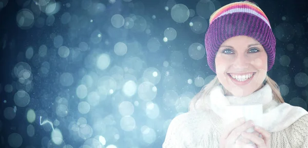 Leuchtende Frau Mit Weißem Pullover Und Buntem Hut Gegen Blaues — Stockfoto