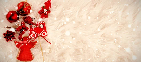 Sneeuw Vallen Tegen Kopie Ruimte Rode Kerst Ornamenten — Stockfoto