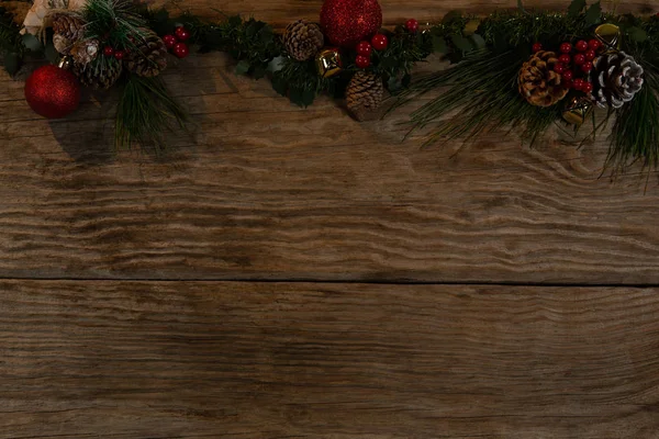 木製の背景で コピー領域を松の枝ガーランド — ストック写真