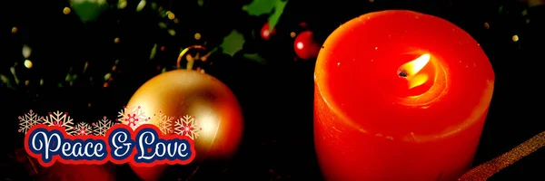和平的消息反对圣诞节红色圆圈蜡烛与金球 — 图库照片