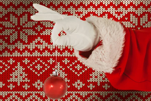 Santa Claus Drží Vánoční Ozdoba Červená Bezešvé Pletené Vzorem — Stock fotografie