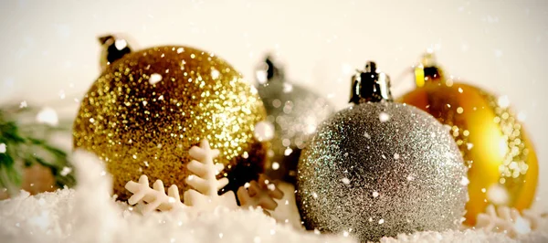 Sneeuw Vallen Tegen Gekleurde Kerst Ornamenten Sneeuw — Stockfoto