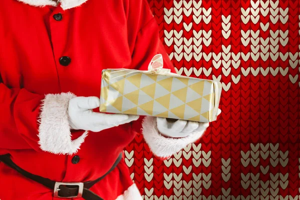 Санта Клаус Держит Подарочную Коробку Против Красного Бесшовного Трикотажа — стоковое фото