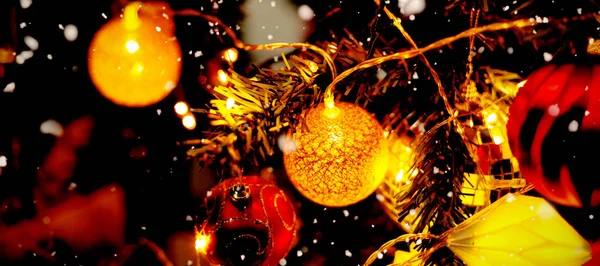 Sneeuw Vallen Tegen Kerstballen Een Pine Close — Stockfoto