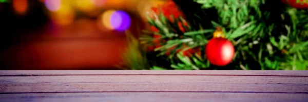 Sneeuw Vallen Tegen Multi Gekleurde Kerstbal Decoraties Kerstboom — Stockfoto