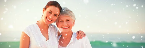 Nieve Cayendo Contra Familia Feliz Posando Juntos — Foto de Stock