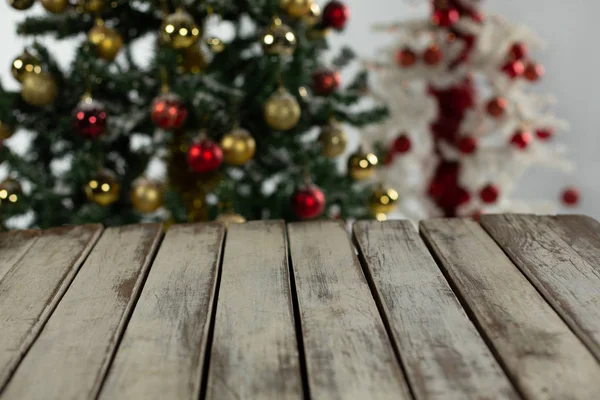 Ahşap Masa Ile Noel Ağacı Arka Planda Close — Stok fotoğraf