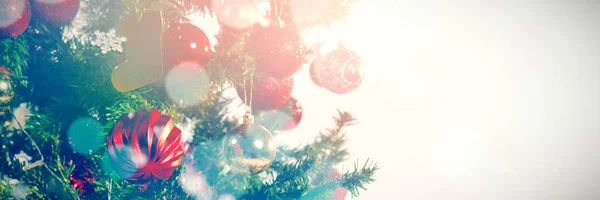 Bir Çam Noel Topları Karşı Ufuk Işık — Stok fotoğraf