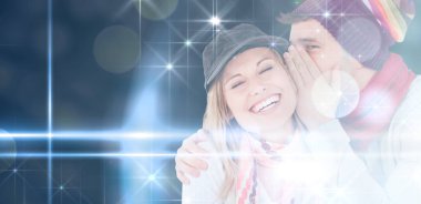 Genç çift mavi zemin üzerine ışık tasarıma karşı bir sır paylaşımı