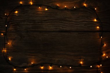 ahşap arka plan üzerinde Noel elektrik garland ile kopya alanı