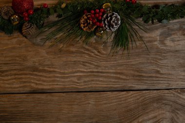 ahşap arka plan üzerinde kopya alanı için eski Noel çelenk