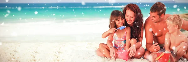 Portret Van Een Familie Het Strand Tegen Sneeuw Vallen — Stockfoto