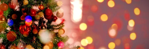 Intreepupil Kerstboom Lichten Tegen Kerst Ornamenten Opknoping Boom — Stockfoto