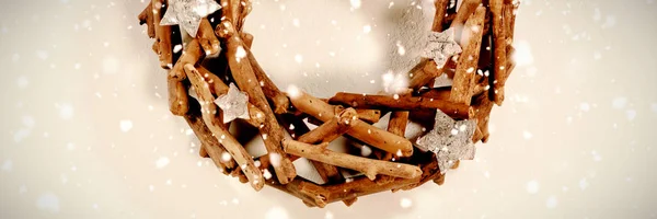Sopalarla Yapılan Küçük Noel Taç Karşı Düşen Kar — Stok fotoğraf