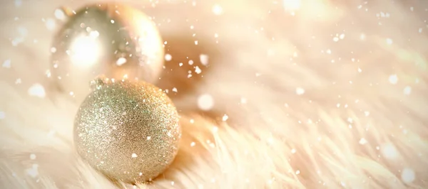 Sneeuw Vallen Tegen Twee Zilveren Kerstballen — Stockfoto