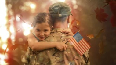 Kızını sarılma ve sonbahar yaprakları uçan Amerikan askerinin dijital bileşik video