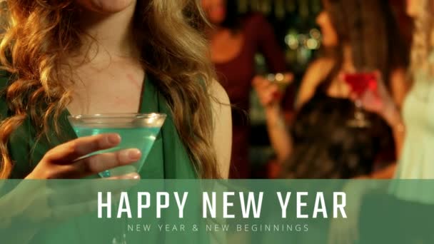 Ευτυχισμένη Γυναίκα Ποτήρι Martini Στην Παραμονή Του Νέου Έτους — Αρχείο Βίντεο