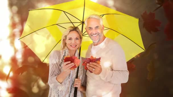 Feliz Pareja Ancianos Con Hojas Otoño Pie Con Paraguas Amarillo — Vídeos de Stock