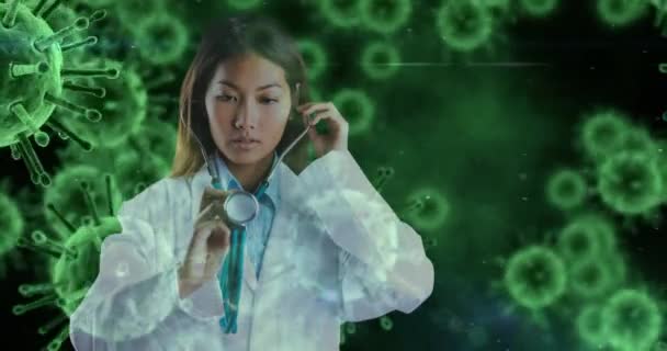 Vídeo Compuesto Digital Del Médico Femenino Contra Las Células Infecciosas — Vídeos de Stock