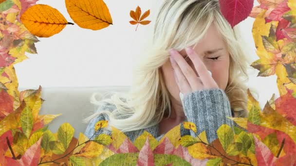 Рамка Осіннього Листя Жінка Яка Страждає Від Алергії Чхання — стокове відео
