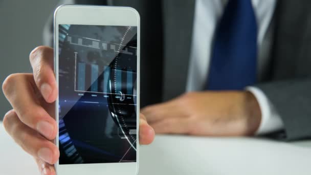 Close Van Zakenman Houden Van Mobiele Telefoon Met Interface Scherm — Stockvideo