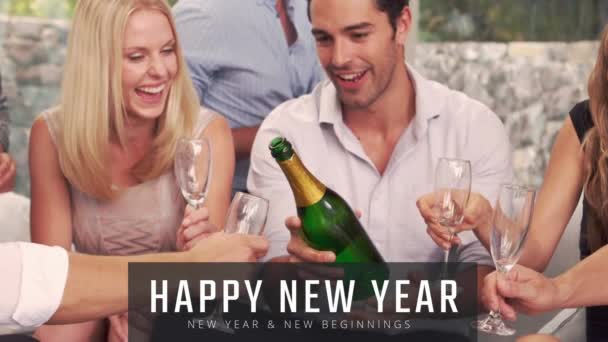 Homem Feliz Derramando Champanhe Seus Amigos Óculos Véspera Ano Novo — Vídeo de Stock
