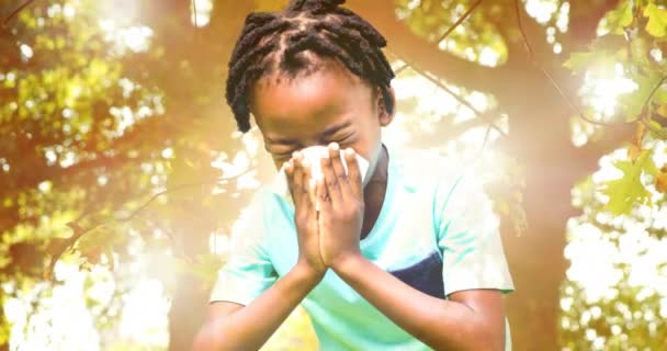 Cyfrowo Wygenerowany Wideo Afro Chłopiec Cierpi Alergię Kichanie Przeciwko Jasne — Wideo stockowe