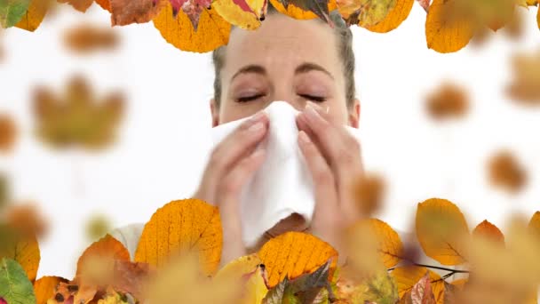 Digitálně Generované Video Ženy Alergií Kýchání Podzimní Listy — Stock video