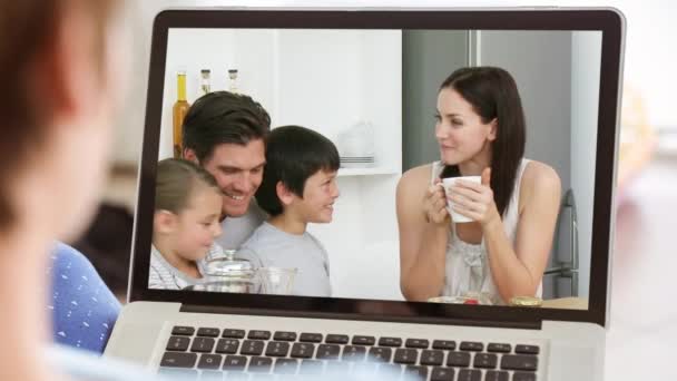 Video Generato Digitalmente Donna Che Utilizza Computer Portatile Con Famiglia — Video Stock