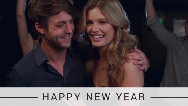 Digitaal Gegenereerde Video Van Paar Omhelzen Elkaar New Year Eve — Stockvideo